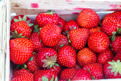 在一個木製的籃子o新鮮明亮的紅色草莓