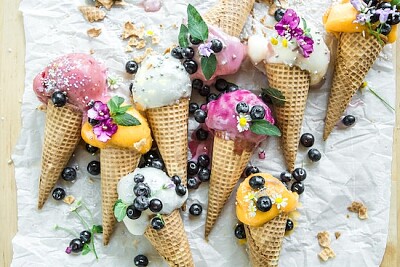 ブルーベリーと花のコーンアイスクリーム