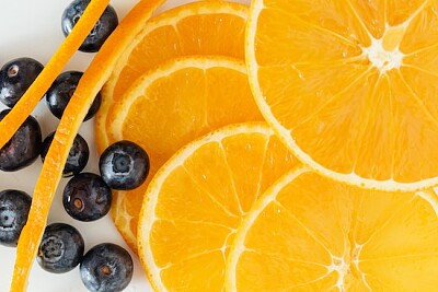Нарязани портокал и боровинки