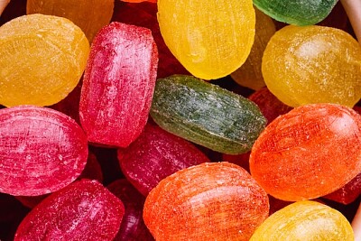 Délicieux bonbons au caramel coloré