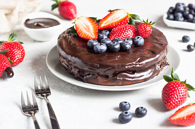 芝士蛋糕配巧克力和草莓