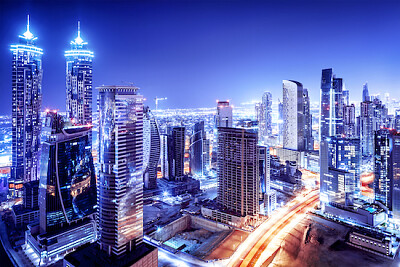 Escena nocturna del centro de Dubái
