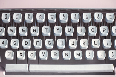 Máquina de escribir retro rosa pastel