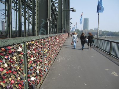 פאזל של Love Locks on a Rhine Bridge in Cologne, Germany