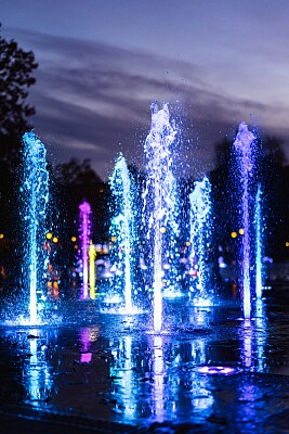 פאזל של Water Fountain With Lights At Night