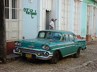 Cuba - Vieille voiture amÃ©ricaine verte